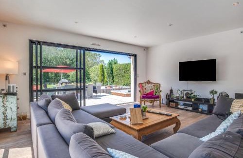 Carnac House | Holiday Home Quelvezin by Interhome