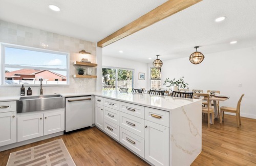 Cocoa Beach House | Holiday Home: Saltwater Pool & Spa, Steps to Sand, King Beds