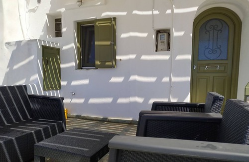 Sikinos House | Holiday Home 'Sigalas House, Sikinos Island' with Sea View, Terrace and Air Conditioning