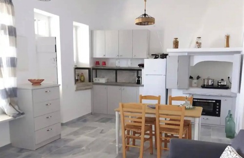 Kardiani House | Holiday Home 'The Vine House In Kardiani' with Private Terrace, Wi-Fi and Air Conditioning
