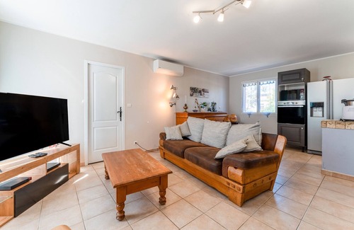 Mejannes-le-Clap House | Holiday Home 'Villa' with Private Pool, Wi-Fi and Air Conditioning