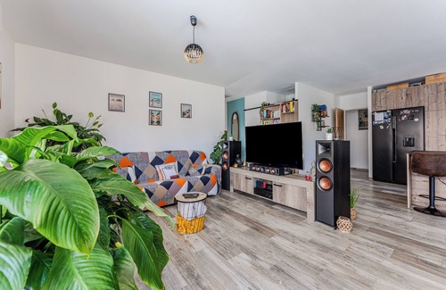 Parentis-en-Born House | Holiday Home 'Villa Mayana' with Private Pool, Wi-Fi and Air Conditioning