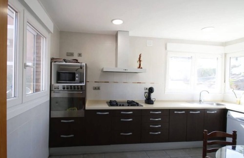 Cambrils House | Holiday Home 'Villa Magdalena' with Private Terrace, Wi-Fi and Air Conditioning