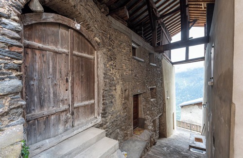 Aime House | Holiday Home 'Volets Verts' with Mountain View, Shared Garden and Wi-Fi