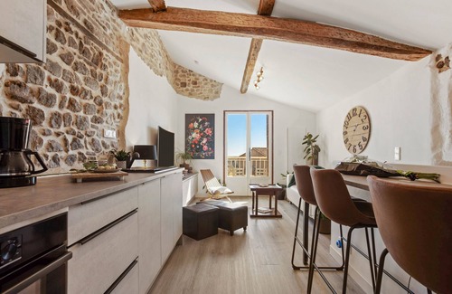 Frejus City Centre House | Holiday Home 'Vue Mer' with Sea View, Balcony and Wi-Fi