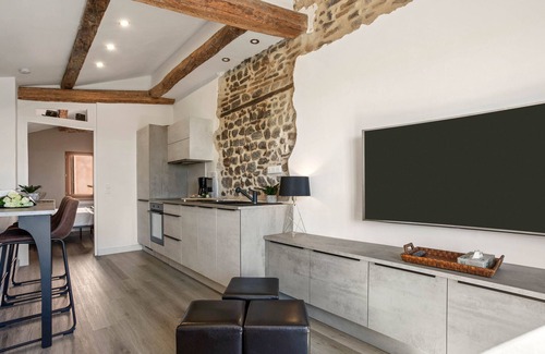 Frejus City Centre House | Holiday Home 'Vue Mer' with Sea View, Balcony and Wi-Fi