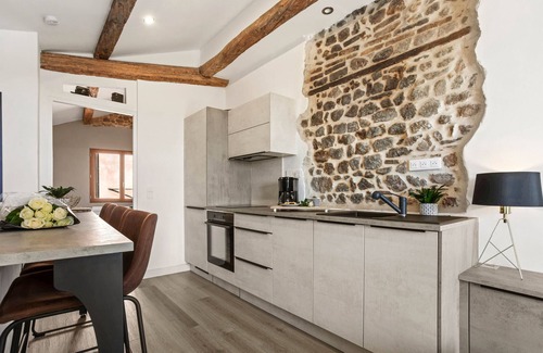 Frejus City Centre House | Holiday Home 'Vue Mer' with Sea View, Balcony and Wi-Fi