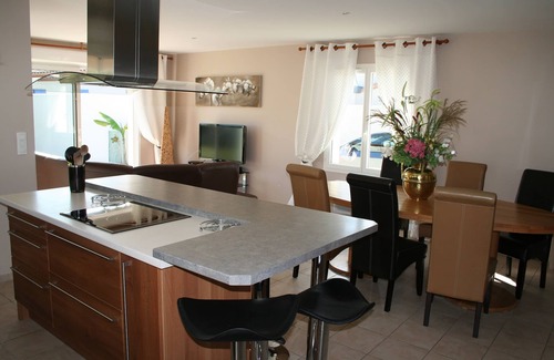 La Tremblade House | Holiday home with heated swimming pool, new bedding, in a calm area