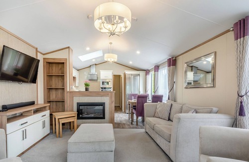Axminster House | Holiday Home with one double and two twin bedrooms.