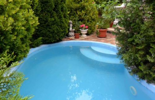 Gardony House | Holiday home with pool and WIFI