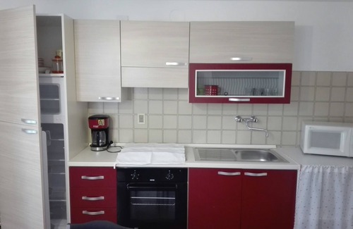 Cassone Apartment | Holiday home with terrace, a few steps from the beach.