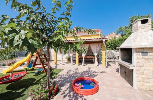 Vir House | Holiday House with playground - 3 min from the beach