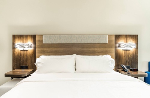 Charlottesville Hotel | Holiday Inn Express & Suites Charlottesville by IHG