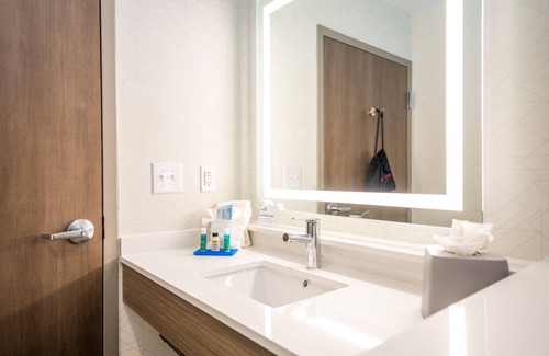 Charlottesville Hotel | Holiday Inn Express & Suites Charlottesville by IHG