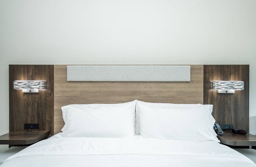 Charlottesville Hotel | Holiday Inn Express & Suites Charlottesville by IHG