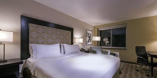 Colorado Springs Hotel | Holiday Inn Express & Suites Colorado Springs Central by IHG