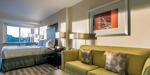Colorado Springs Hotel | Holiday Inn Express & Suites Colorado Springs Central by IHG
