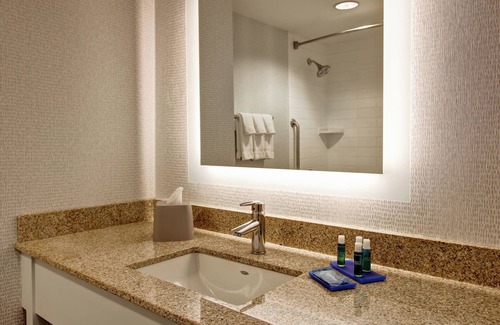 Richmond Hill Hotel | Holiday Inn Express Hotel & Suites Toronto - Markham by IHG