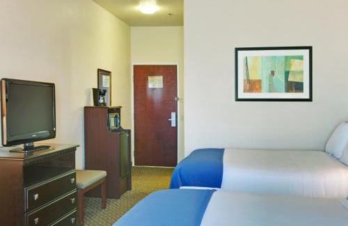 Delano Hotel | Holiday Inn Express Delano Highway 99 by IHG