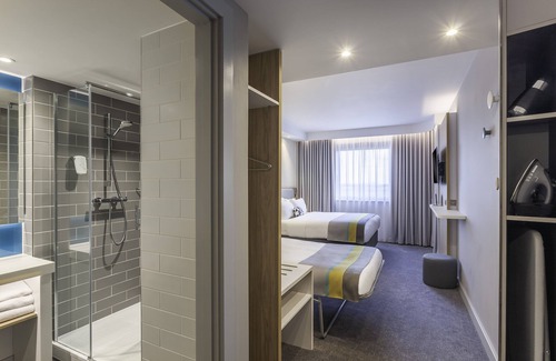 Dublin Hotel | Holiday Inn Express Hotel Dublin Airport by IHG