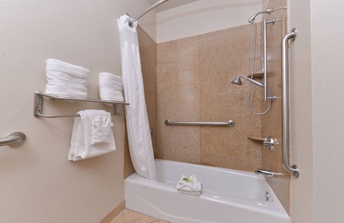 Sherman Hotel | Holiday Inn Express Hotel & Suites Sherman Highway 75 by IHG