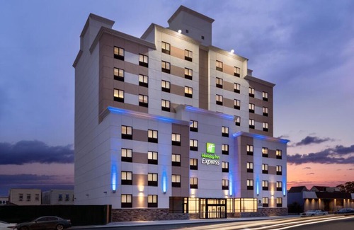 Queens Hotel | Holiday Inn Express - Jamaica - JFK AirTrain - NYC by IHG