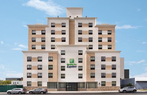 Queens Hotel | Holiday Inn Express - Jamaica - JFK AirTrain - NYC by IHG