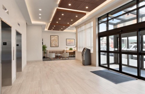 Queens Hotel | Holiday Inn Express - Jamaica - JFK AirTrain - NYC by IHG