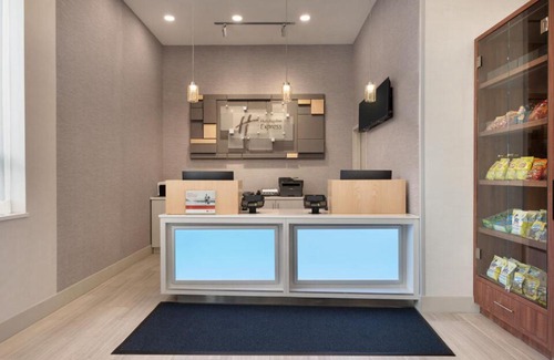 Queens Hotel | Holiday Inn Express - Jamaica - JFK AirTrain - NYC by IHG