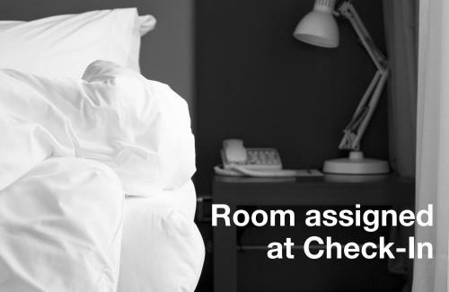 Queens Hotel | Holiday Inn Express Maspeth by IHG