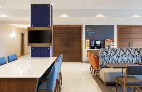 Clarksville Hotel | Holiday Inn Express & Suites Clarksville North by IHG