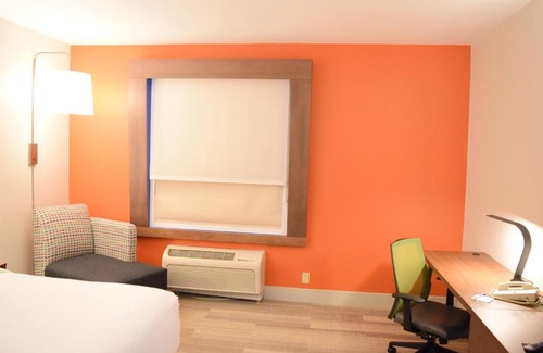 Northwest Pensacola Hotel | Holiday Inn Express & Suites Pensacola West I-10 by IHG