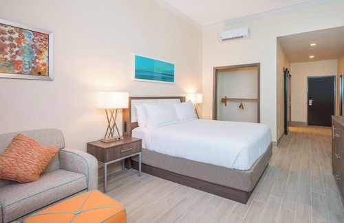 Downtown Nassau Hotel | Holiday Inn Express & Suites Nassau by IHG