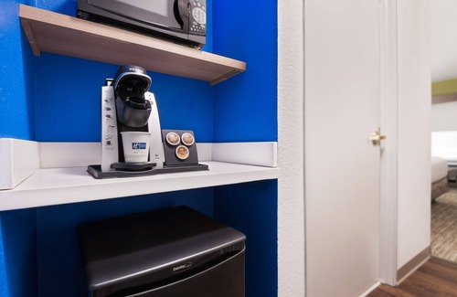 Summit Station Hotel | Holiday Inn Express & Suites Columbus Airport East by IHG
