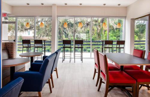 DeLand Hotel | Holiday Inn Express & Suites - Deland South by IHG