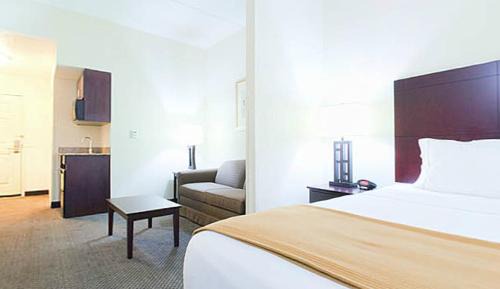 Hillside Hotel | Holiday Inn Express & Suites Chicago West-O'Hare Arpt Area by IHG
