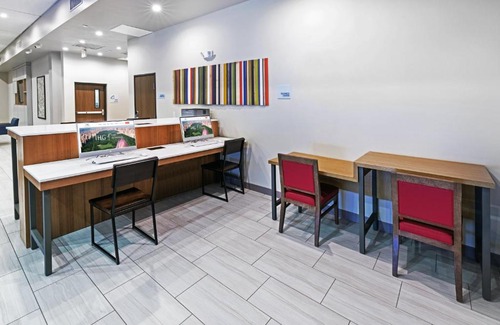 Northside Hotel | Holiday Inn Express & Suites - Houston - Downtown North by IHG