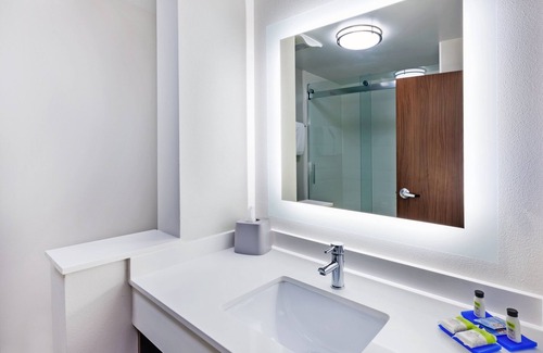 South Tulsa Hotel | Holiday Inn Express & Suites Tulsa South - Woodland Hills by IHG