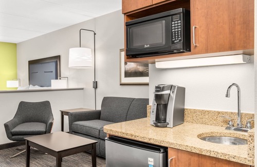Newark Hotel | Holiday Inn Express & Suites Wilmington-Newark by IHG