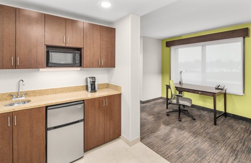 Newark Hotel | Holiday Inn Express & Suites Wilmington-Newark by IHG