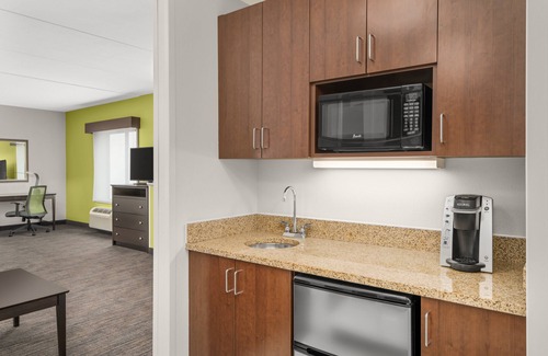 Newark Hotel | Holiday Inn Express & Suites Wilmington-Newark by IHG