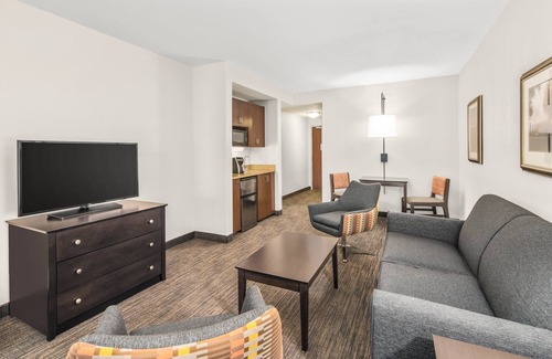 Newark Hotel | Holiday Inn Express & Suites Wilmington-Newark by IHG
