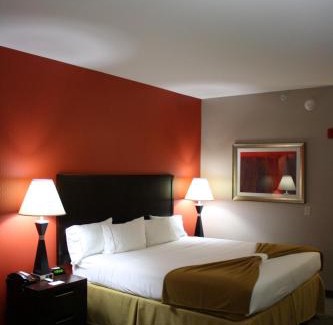 Bedford Hotel | Holiday Inn Express Toledo North by IHG