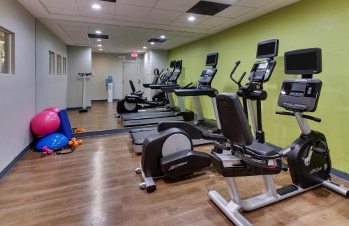 Villages of Palm Beach Lakes Hotel | Holiday Inn Express West Palm Beach Metrocentre by IHG