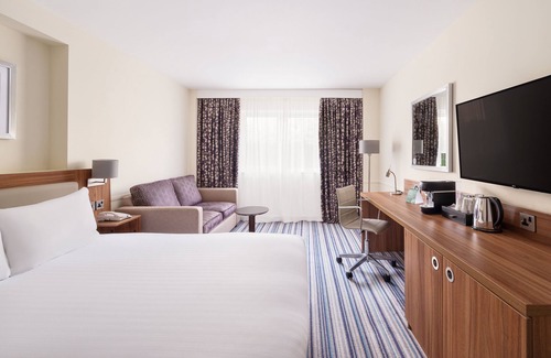 Garforth Hotel | Holiday Inn Leeds Garforth by IHG