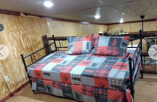 Mountain View Cabin | Holiday Mountain Resort Creek Cabin 1, Relaxing 3-bedroom cabin on the Sylamore