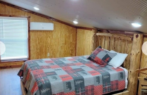 Mountain View Cabin | Holiday Mountain Resort Creek Cabin 1, Relaxing 3-bedroom cabin on the Sylamore