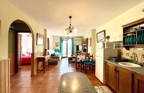Frigiliana Apartment | HOLIDAY RENTAL APARTMENT. 5 KM TO THE NEAREST BEACHES, FREE WIFI, SUNNY TERRACE.