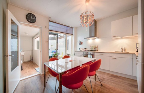 Binnenstad-Oost House | Holiday rental with 2 bedrooms at walking distance of Martini Tower