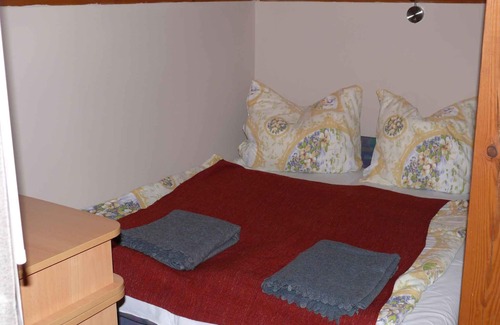Balatonkeresztur House | Holiday room in an apartment house with pool and internet